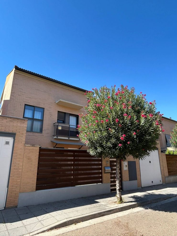 Chalet independiente en calle Martín Gaite, Utebo